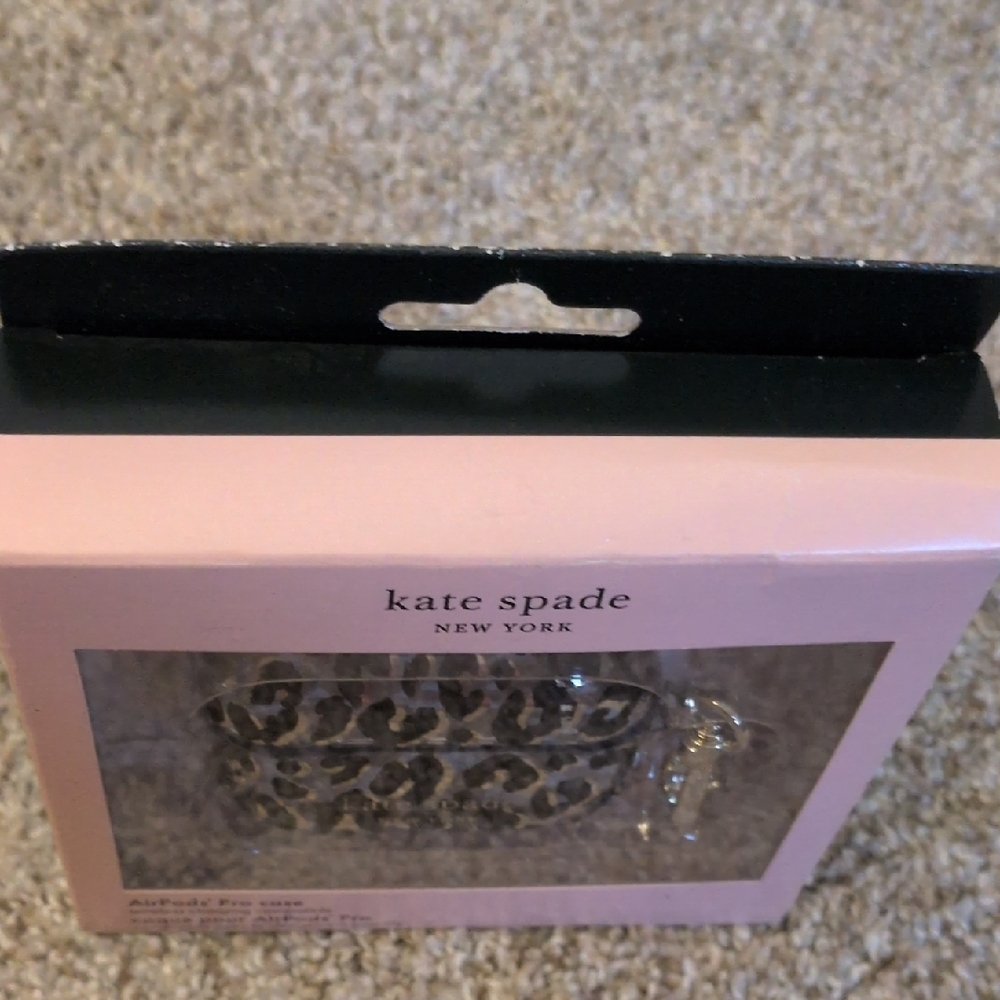Kate Spade Black and Gray Leopard AirPod/Keychain Pro Case - Picture 4 of 6